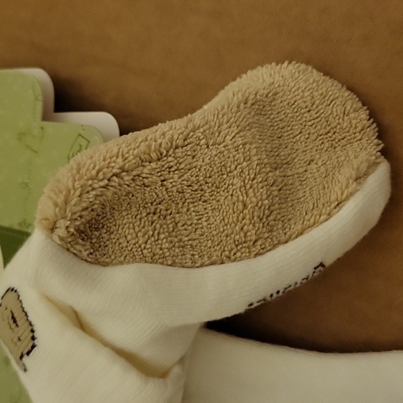 NWT: Disney Classic Pooh Sleeper and 1 Pair oF Disney Classic Pooh Booties - Picture 9 of 13